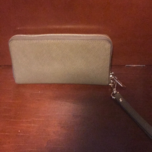 Michael Kors wallet - used only 2 times - Picture 2 of 3